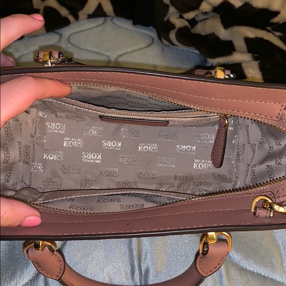 Micheal Kors purse - Picture 3 of 6